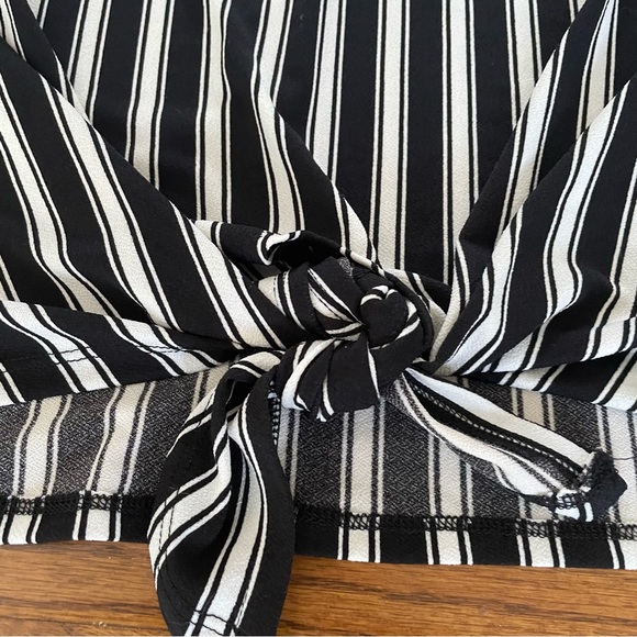 Adrianna Papell Black White Vertical Striped Tie Front Tank Blouse Top Sz. Small - Picture 4 of 6